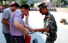 贵州碧江消防知识进校园300师生两分钟“逃生”