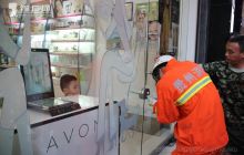 铜仁松桃2岁男童反锁化妆品店消防破拆营救