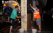 环卫工人对城区公交站台进行清洗