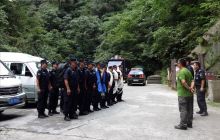 梵净山:松桃江口特警模拟搜救游客