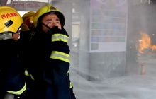 油火汹汹闹市逞威 消防灭火毯搞定