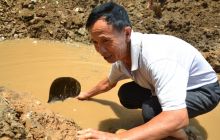 驻村干部找来水源  农民抗旱有望