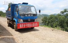 桶井乡民兵应急分队为群众送水