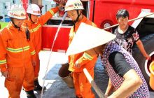 消防铁军进村入户送水抗旱