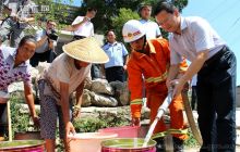 贵州铜仁政法干警深入田间地头抗旱救灾