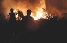 300军民镰刀开千米隔离带战“火魔”