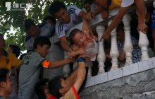 校内一儿童不慎被卡 众人成功救援