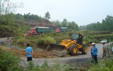 松桃路政全力服务 外籍货车过急弯