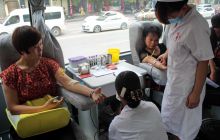 奉献爱心 农民工无偿献血活动