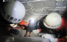 流浪汉不慎掉入墙壁缝隙 石阡消防紧急救援