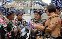 松桃开展双语反假货币宣传活动