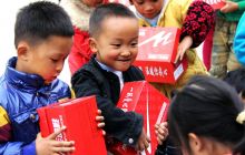 花样盛年慈善基金会到松桃开展爱心鞋捐赠活动