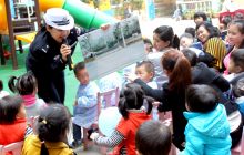 碧江交警为幼儿园小朋友讲解交通安全知识