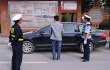 随手拍：碧江区交警整治“霸占”公交站台私家车