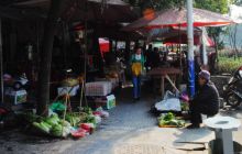 随手拍：车辆霸占公交站台未解决 又现小摊贩占道经营