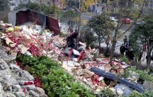 大货撞入绿化带“一死一伤”