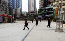 市城管局整治占道停车还道于民