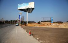 市城管局规范铜兴大道路口治理尘土污染