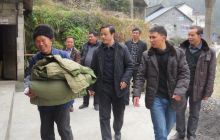 驻村干部让困难群众温暖过冬