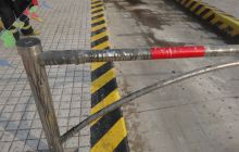 硫酸“从天而降” 保洁员无辜受害