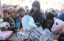 重庆爱心人士温暖苗乡山村学子