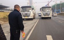 城管对未按要求执行的运输车辆实行拦截