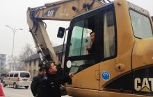 城管执法 迅速处理违规上路挖机车