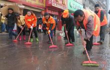 市环卫处给客车站夜市“洗脸”