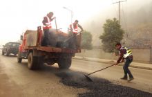 众志成城战严寒 错峰修路迎新春