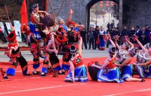 “美丽梵净山·铜仁过大年”在松桃苗王城启动