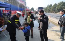 万山区交警大队为返乡乘客送温暖