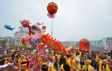 舞龙灯跳花灯 喜气洋洋闹新春