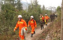 女子被困200米悬崖 思南消防绳索成功营救