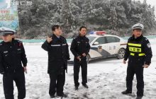 万山区抗雪凝一线督导交通安全