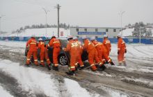 冰临城下  万山消防铲冰除雪解民忧