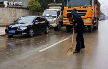 市城管局及时清洗污染路面