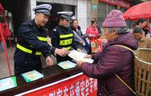 万山区交警深入乡镇开展交通安全宣传活动