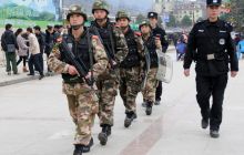 铜仁警方全副武装对公共场所巡逻