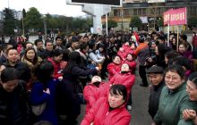 松桃举行2014年三八妇女节拔河比赛