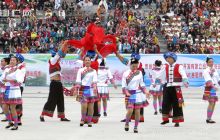 思南举行千人摆手舞大赛