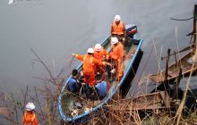 碧江区轿车坠河驾驶员水中逃生