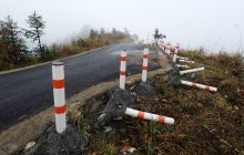 江口县望城坡路段部分路标柱受损