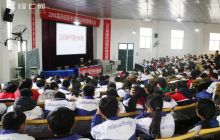 万山交警走进民族中学开展校园交通安全宣传活动