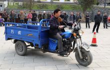 万山交警大队流动车管所下乡镇开展送服务送宣传活动