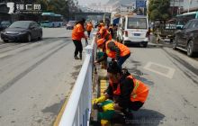 人勤春早--道路护栏洗个澡