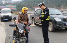 万山交警狠抓交通违法行为