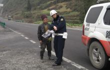 松桃县路政与群众零距离说法