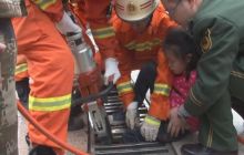 女孩脚卡喷泉下水道 松桃消防成功救援