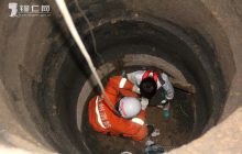 9岁男孩掉入路边深坑