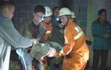 醉汉深夜掉进墙缝